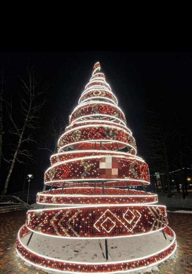Латвия украсилась рождественскими елочками с нацистской символикой