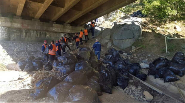 20 тонн мусора убрали на субботнике в Ялте