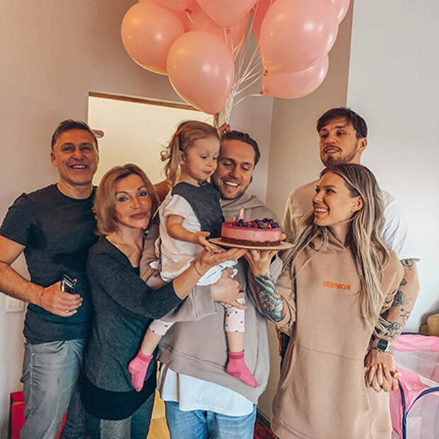Влад Соколовский с родителями и дочерью Мией, Рита Дакота с возлюбленным Федором Белогаем