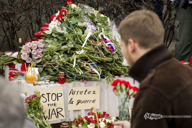 Где можно возложить цветы в спб. Посольство Китая цветы. Посольство Англии в Москве цветы. Посольство Франции в Белграде. Цветы у посольства в Киеве.