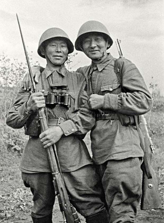 Семен Номоконов и Тогон Санжиев из Бурятии. Санжиев погиб в 1942 году в дуэли снайперов у города Старая Русса.