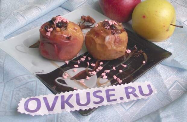 Печеные яблоки с орехами и изюмом