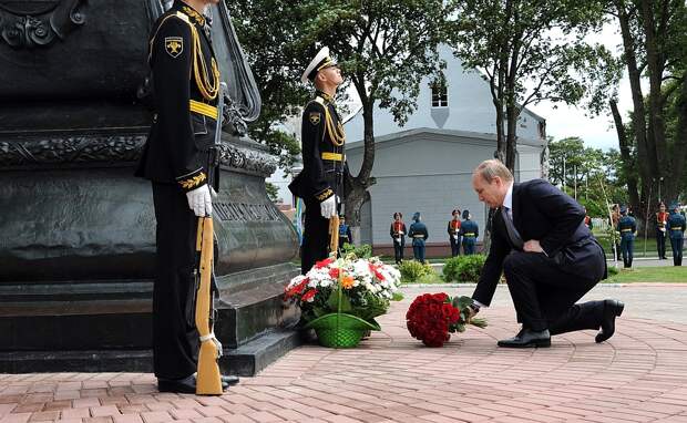 Возложение цветов к памятнику Петру Первому.