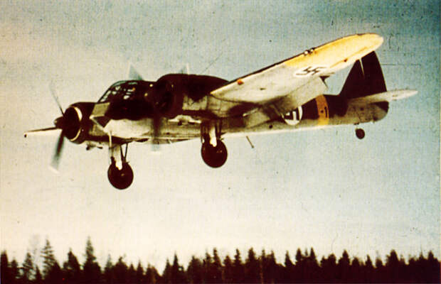 Bristol Blenheim MkI FAF LeLv42 BL111 landingi Finland 1941 01
