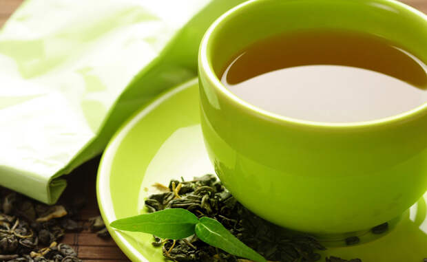Зеленый чай Попробуйте на пару недель отказаться от кофе и черного чая, заменив эти напитки чаем зеленым. Ученые (не британские) утверждают, что он может обладать антиканцерогенными свойствами — но этот факт, честно говоря, до конца не проверен. А вот способность зеленого чая служить мощным жиросжигателем проверена на собственном опыте: такой напиток борется с висцеральным жиром и один из наших редакторов смог похудеть на несколько килограммов, благодаря зеленому чаю. Правда, он еще и в спортзал ходил — что мы и вам советуем.