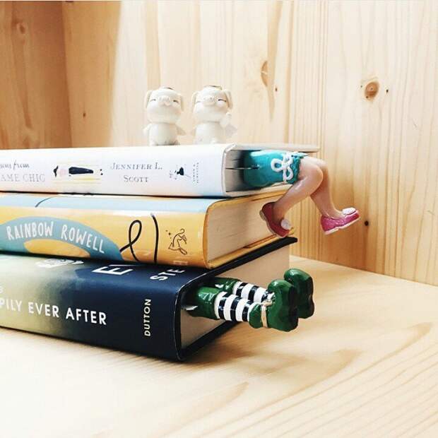 закладки в виде ног, торчащих из книги