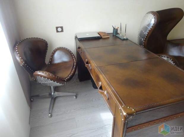 Интерьер кабинета фото, письменный стол, кожаные кресла и стол авиаторы