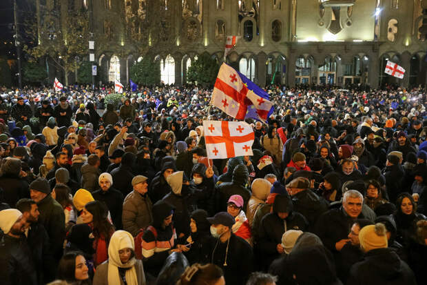 В Тбилиси протестующие вновь перекрыли проспект Руставели