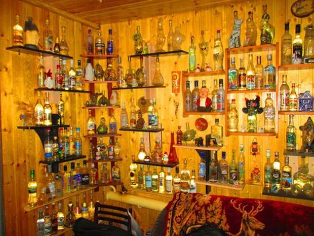 Коллекция бутылок из-под импортного алкоголя. детство, интерьер, мебель