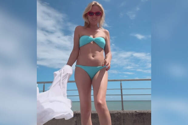 Актриса Янина Студилина показала фигуру в купальнике