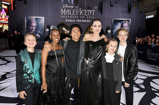 Анджелина Джоли с детьми Ноксом, Захарой Паксом, Вивьен и Шайло