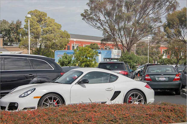 Шикарные автомобили, припаркованные у штаб-квартиры Facebook в Калифорнии