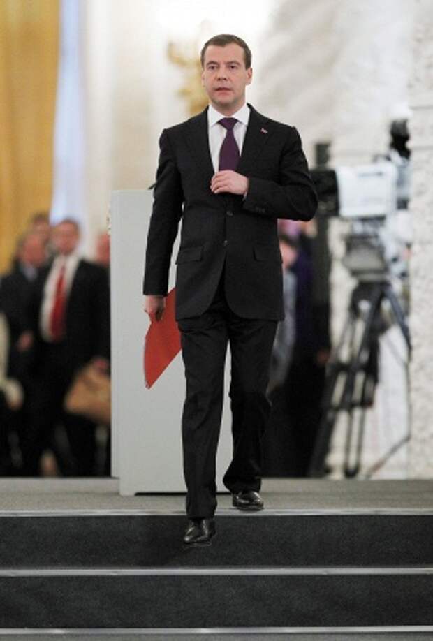 Обычно послание президента готовится в закрытом режиме. В 2010 году Медведев заранее опубликовал концепцию этого документа в статье "Россия, вперед!". Главными темами обращения к парламенту стали поддержка семей, модернизация страны, изменения в политической и правовой системе. На фото: Медведев после обращения к Федеральному собранию в Георгиевском зале Кремля, 30 ноября 2010 года