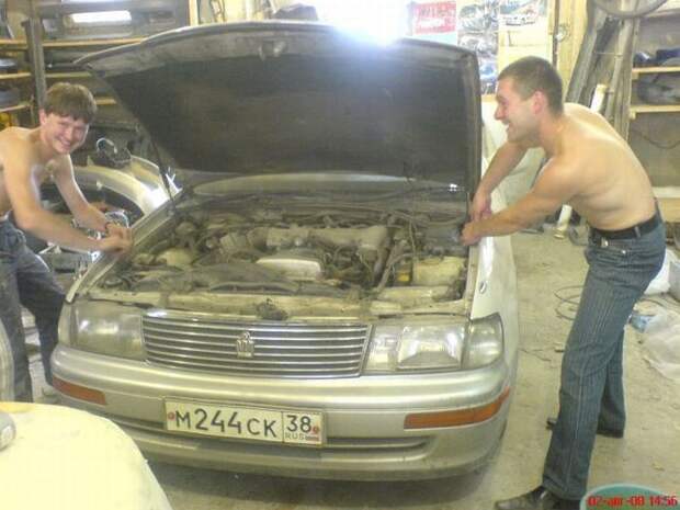 Август 2008 года…<br> Был взят краун 93 г.в. 3 литра, автомат. По началу планировалось делать проект москвич 401, были сделаны <br> слепки с родного кузова, расширены, удлинены в пропорциях. В итоге получался как бы москвич, но только <br> бОльшего размера. После прикидки кузова, измерения пропорций, и обдумывания — как же это будет выглядеть?! — <br> вывод, что кузова москвича на базу крауна не канает, надо сильно сдвигать назад моторный щит, а это тянет за <br> собой кучу моментов — на которые не планировалось терять время.<br> … в итоге кузов сняли и начал думать, что же замутить… нужен был какой-нибудь седан, со стильным дизайном… <br> вспомнил, что пару лет назад попадалась интересная машина, … начал искать в интернете, нашёл, им оказался <br> холден эфиджи и в подобном плане линкольн зефир — но у него не понравилось исполнение передней части… начали <br> делать форму кузова по концепции холдена… началась кропотливая работа создания макета кузова, … в ход шёл <br> пенопласт, монтажная пена, куски пластика, отрезанная крыша крауна, гипс… жилы, хрящи, рога, копыта… и т.п… <br> делалась форма, оценивалась с разных ракурсов — пропорции, что не хватает, что можно добавить… что-то <br> удалялось, что-то снова добавлялось…<br> … результат трёх месяцев работы, под черновую обклеен стеклопластиком и от шпаклёвано под грубую… Август 2008 года…<br> Был взят краун 93 г.в. 3 литра, автомат. По началу планировалось делать проект москвич 401, были сделаны <br> слепки с родного кузова, расширены, удлинены в пропорциях. В итоге получался как бы москвич, но только <br> бОльшего размера. После прикидки кузова, измерения пропорций, и обдумывания — как же это будет выглядеть?! — <br> вывод, что кузова москвича на базу крауна не канает, надо сильно сдвигать назад моторный щит, а это тянет за <br> собой кучу моментов — на которые не планировалось терять время.<br> … в итоге кузов сняли и начал думать, что же замутить… нужен был какой-нибудь седан, со стильным дизайном… <br> вспомнил, что пару лет назад попадалась интересная машина, … начал искать в интернете, нашёл, им оказался <br> холден эфиджи и в подобном плане линкольн зефир — но у него не понравилось исполнение передней части… начали <br> делать форму кузова по концепции холдена… началась кропотливая работа создания макета кузова, … в ход шёл <br> пенопласт, монтажная пена, куски пластика, отрезанная крыша крауна, гипс… жилы, хрящи, рога, копыта… и т.п… <br> делалась форма, оценивалась с разных ракурсов — пропорции, что не хватает, что можно добавить… что-то <br> удалялось, что-то снова добавлялось…<br> … результат трёх месяцев работы, под черновую обклеен стеклопластиком и от шпаклёвано под грубую…