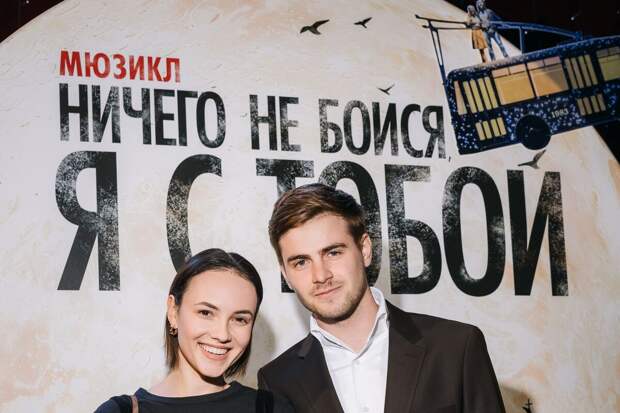 Актриса Стася Милославская в мини-платье пришла на мюзикл с женихом Ушаковым