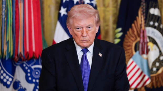 Президент США Дональд Трамп появился на публике с красным пятном на шее