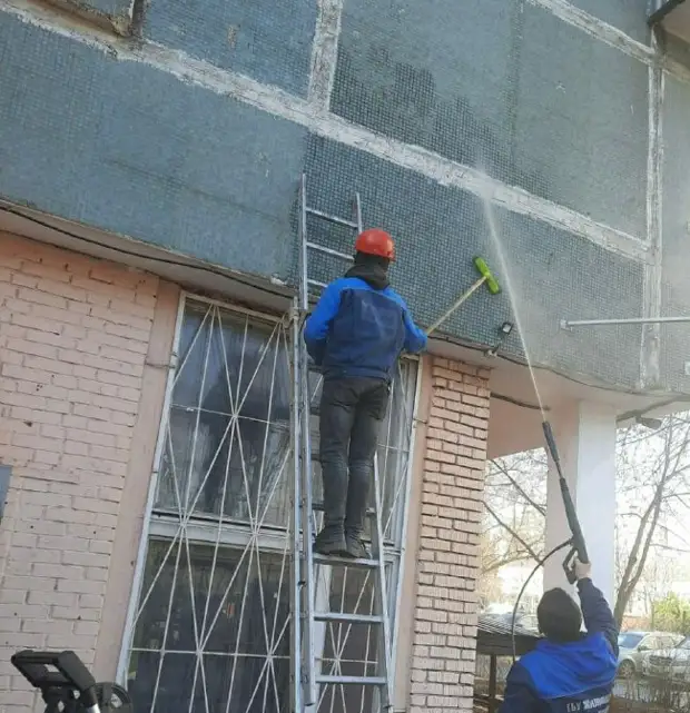 Коммунальщики промыли фасад дома на Онежской