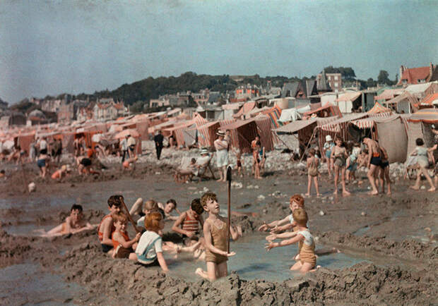 67. Дети играют в бассейне, который выкопали в песке на пляже. Франция, 1936 national geographic, история, природа, фотография