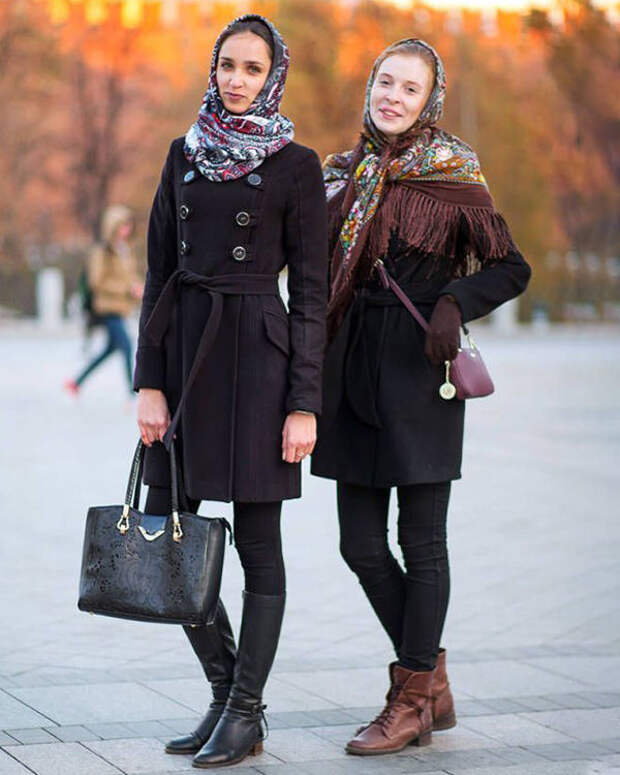 Девушки в пальто и платке