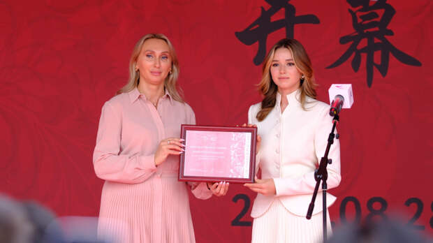 Камила Валиева посетила фестиваль-ярмарку «Сделано в России» в Пекине