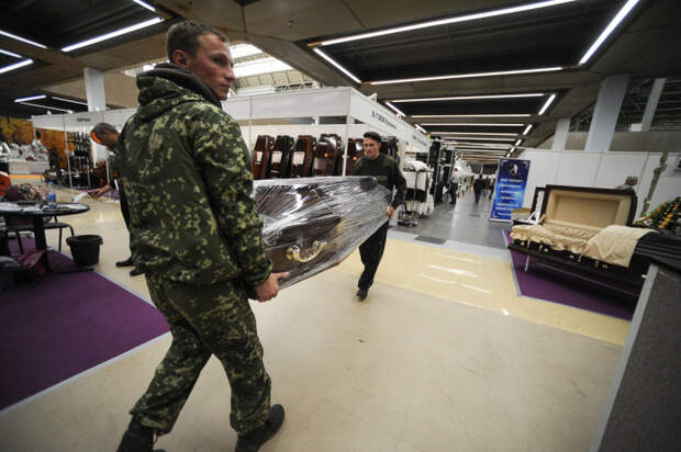 Выставка похоронной моды в Москве (50 фото)