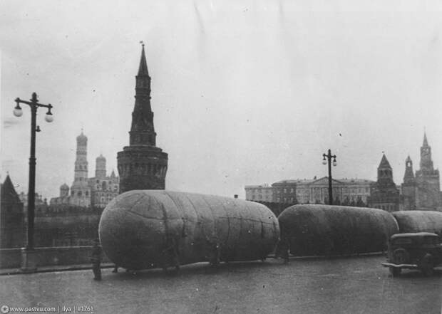 Аэростаты заграждения после ночного дежурства. 1941, москва, прогулка