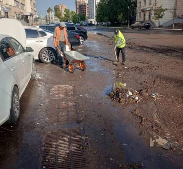 Последствия ливня устраняют городские службы в Казани