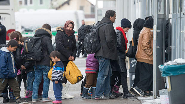 Беженцы в очереди на регистрацию в Пассау, Германия. 16 января 2016 года. Архивное фото