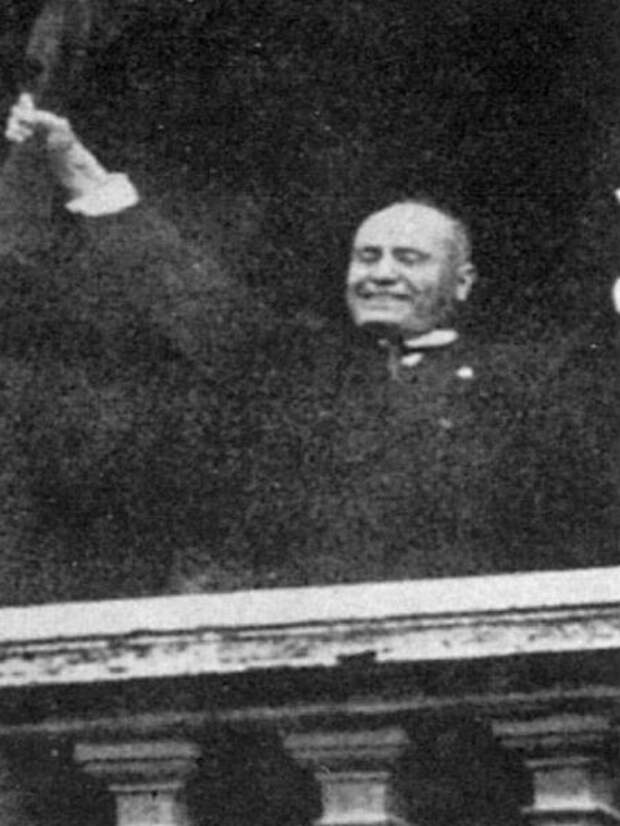 Вот, например, Муссолини с балкона дворца Венеция провозглашает: «Книга и винтовка — символы настоящего фашиста». Предположим, здесь у него просто руки заняты. история, факты