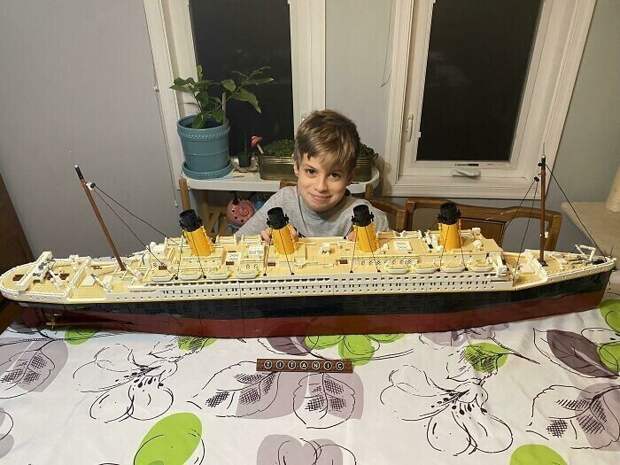 18. "Мой сын сегодня вечером закончил собирать LEGO "Титаник". Он был так горд!" 18. "Мой сын сегодня вечером закончил собирать LEGO "Титаник". Он был так горд!"