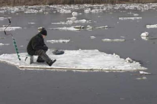 Застрявшему на льдине между Красноярским краем и Хакасией рыбаку потребовалась помощь экстренных служб