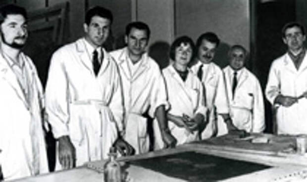 Реставраторы И.А. Тарасов (3-й справа), В.Н. Карасева (4-я справа) и С.А. Зайцев (5-й справа), приглашенные в Италию для оказания помощи музейным собраниям Флоренции после наводнения в 1966 году, среди итальянских коллег. Сентябрь 1967 г.