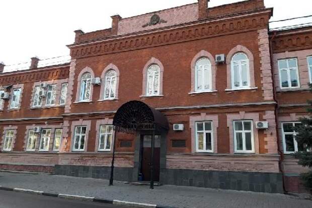 В Тамбове пенсионер получил перелом бедра после падения на мокром полу в магазине