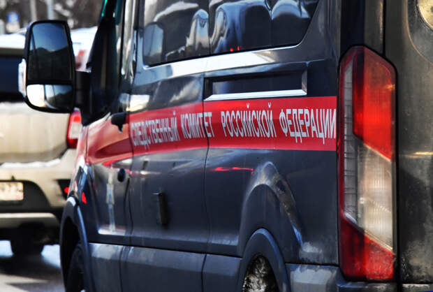 Названа личность найденной под окнами жилого дома в Москве голой девушки