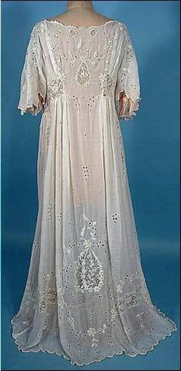 Капот платье. Ночное платье 19 век Эдвардианская. Пеньюар эдвардианской эпохи 19 век. Батистовая ночная сорочка 19век. Пеньюар 19 века.