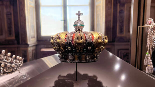 Поврежденную при ограблении Лувра корону отреставрируют