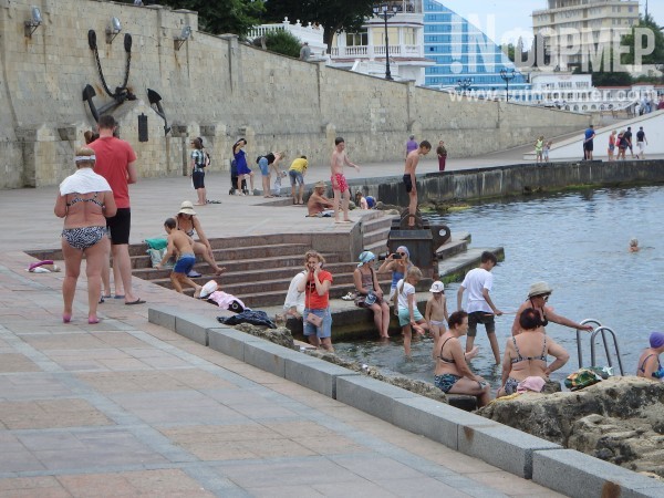 Голые ...опы в центре Севастополя