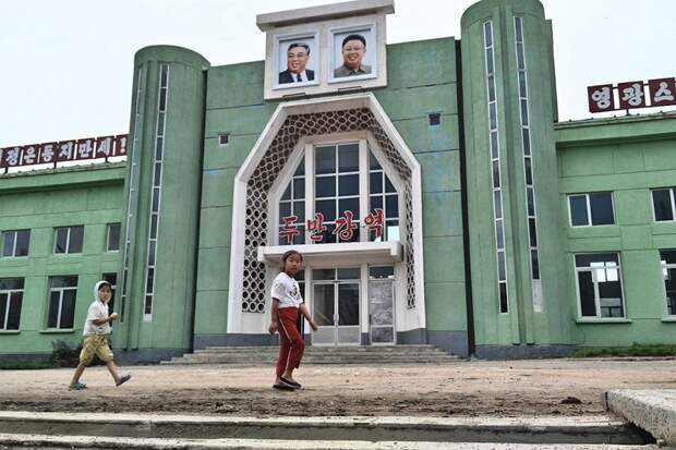 Дети проходят мимо железнодорожного вокзала в Туманганге жизнь, люди, путешествие, северная корея