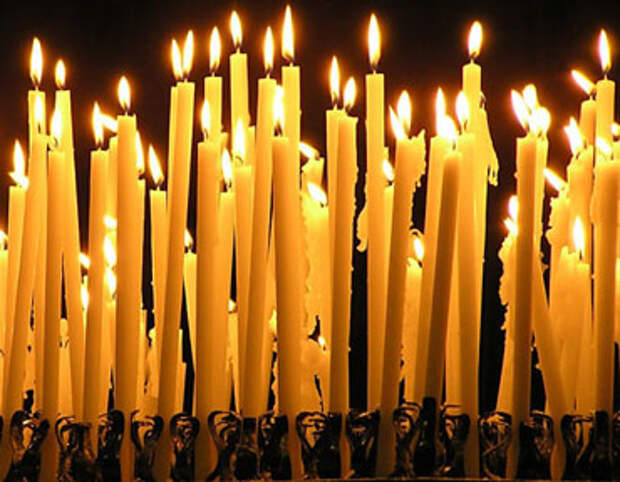Много церковных свечей