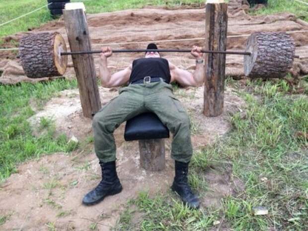 Спортивная площадка под открытым небом, построенная из подручных материалов (14 фото) Спортивная площадка под открытым небом, построенная из подручных материалов (14 фото)