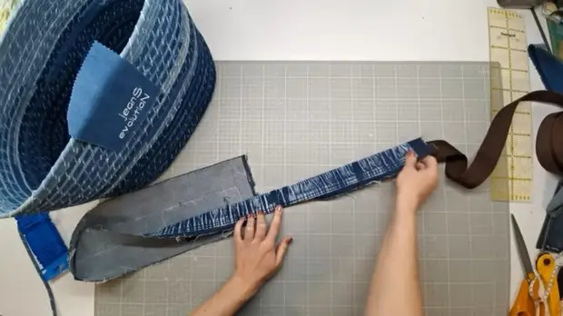 Такие практичные корзинки стали модными в последнее время. Понадобятся лишь шнур и старые джинсы