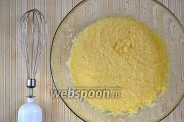 По 1 добавьте в масло с сахаром яйца. После каждого яйца смесь нужно тщательно взбивать миксером (или блендером с насадкой-венчиком).