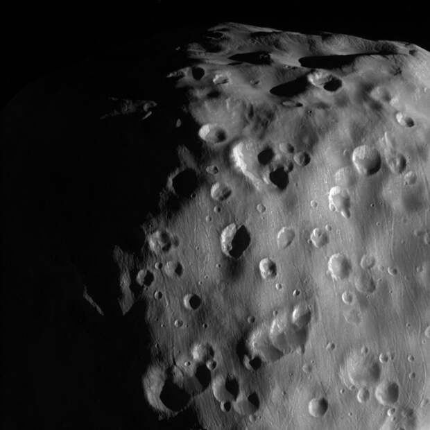 Фотография поверхности Эпиметея, одной из самых небольших лун Сатурна Фотография поверхности Эпиметея, одной из самых небольших лун Сатурна