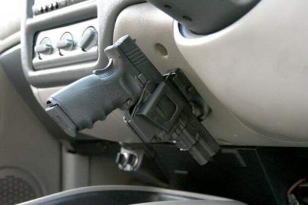 Разрешено ли возить в машине пистолет: ответ юриста