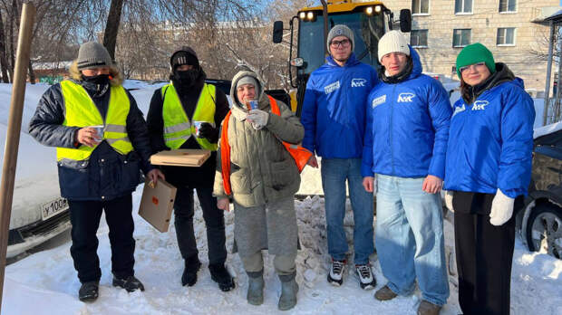 В Казани активисты МГЕР угостили чаем коммунальщиков, убирающих снег