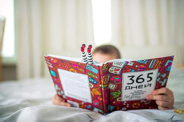 закладки в виде ног, торчащих из книги