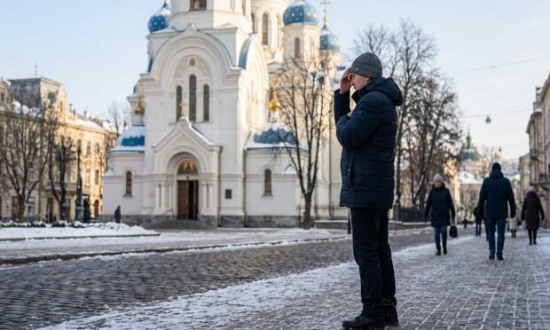 Протоирей объяснил, зачем люди крестятся при виде церкви