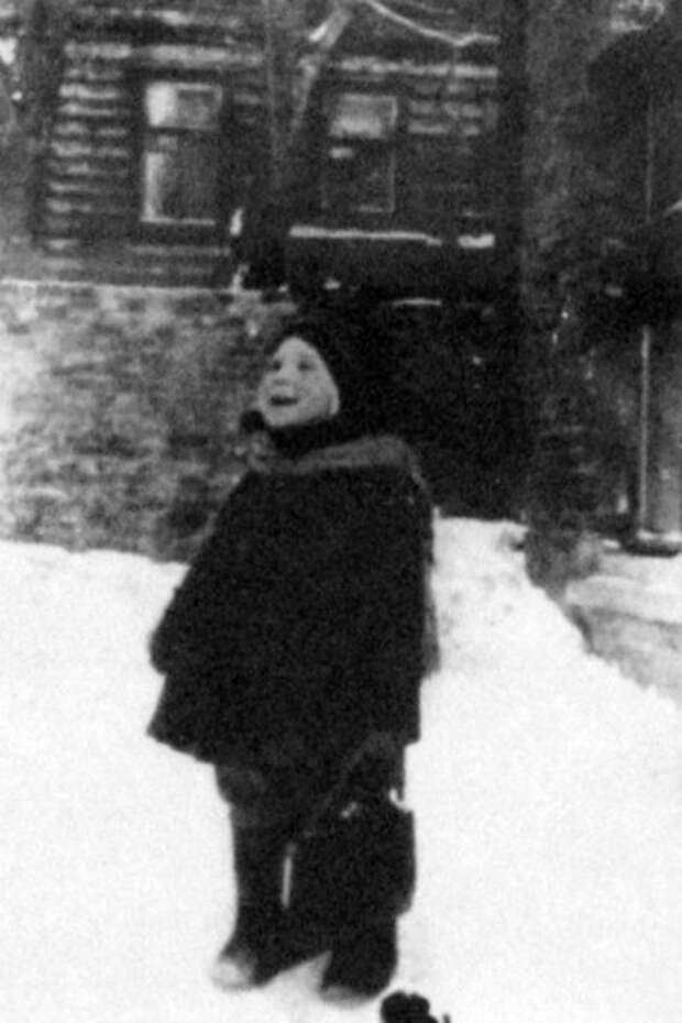 Жили Высотские в доме на 1-й Мещанской (сейчас проспект Мира), где и была сделана эта фотография