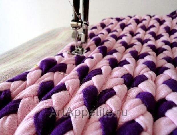 Текстильный коврик из косичек.