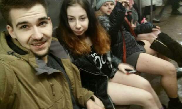 Флешмоб “В метро без штанов” прошел на Замоскворецкой линии в Москве 